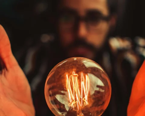 Sincronicidad y Retrocausalidad: Conexiones Clave